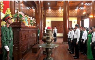 Các đồng chí lãnh đạo tỉnh dâng hương Chủ tịch Hồ Chí Minh và viếng Nghĩa trang liệt sĩ trung tâm tỉnh